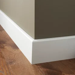Couvre-plinthe MDF Blanc GoodHome 220 x 13,8 cm Décor 10 (vendue à la pièce)