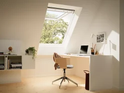 Fenêtre de toit à projection VELUX Confort Whitefinish - bois peint en blanc L. 134 et H. 98 cm (GPL 2076 UK04)