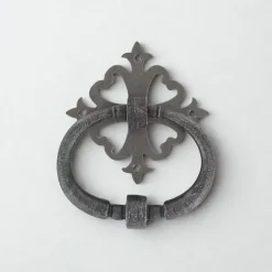 Heurtoir de porte fer sur rosace carré ajourée vieil argent argent antique