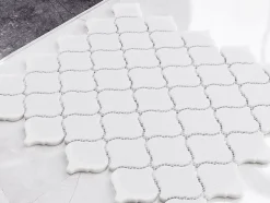 Mosaïque en céramique sur maille pour salle de bain ou cuisine 28.2 cm x 30 cm - Marble Arabesque