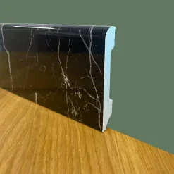 Palette de 104ml de Plinthe BC Brillante NERO MARQUINA 85x14x2000mm en POLYMÈRES