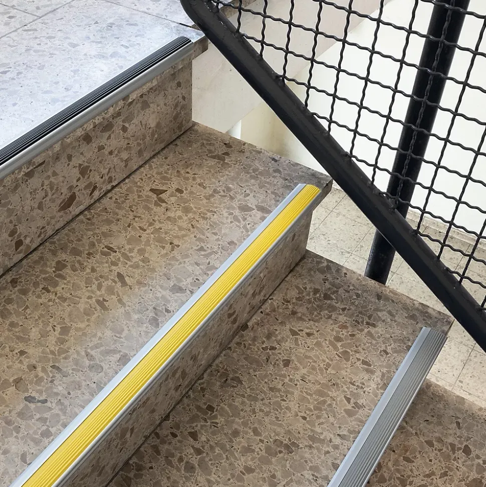 Seuil d'escalier Avec simple caoutchouc Power Grip Longueur: 134 cm Autocollant Noir