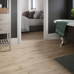 Sol stratifié Lulea GoodHome, passage élevé AC4, effet chêne blond, L.129,2 cm x l.24,6 cm x ép.8 mm, résistant à l'eau